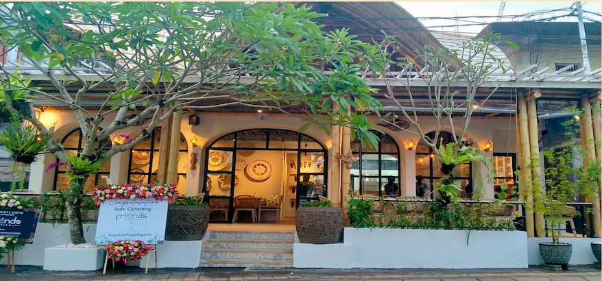 Friends Cafe Ubud: Best Cafe in Ubud dengan Ruangan AC, Rooftop Bergaya Ibiza, dan Menu Sehat