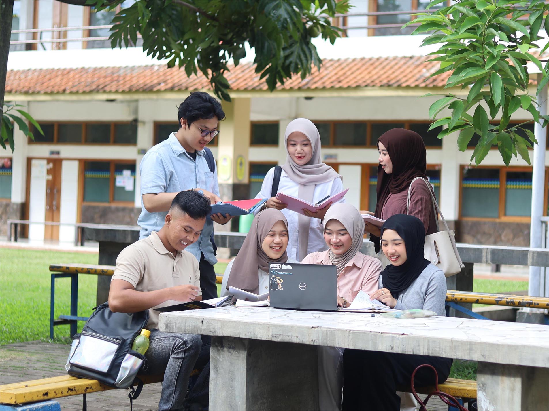 Biaya Pendidikan Kelas Reguler dan Non Reguler Per Semester Sekitar 5,5 Juta Program Studi Sistem Informasi Universitas Swasta di Bandung Terbaik