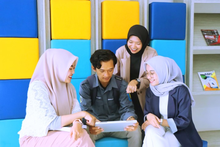 Menggabungkan Teknologi dan Pengabdian Masyarakat: Peran Mahasiswa Jurusan Sistem Informasi